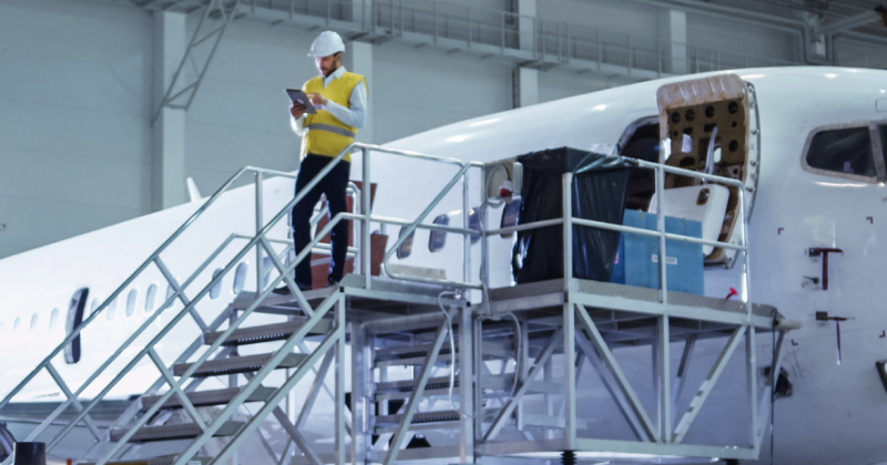 photographie d'un avion en construction