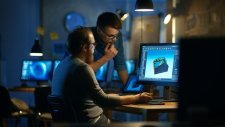 image représentant deux personnes étudiants devant un ordinateur sur un projet de robotique